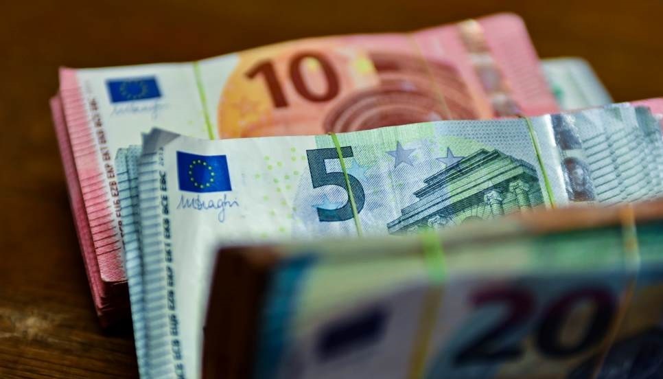 Euro zbret poshte 103 lekeve, prek nivelin me te ulet qe prej 13 dhjetorit